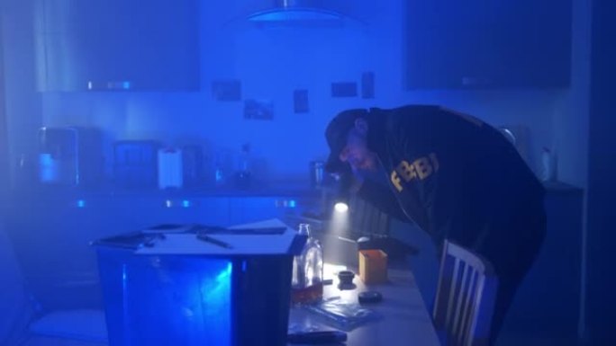 身穿制服、头戴帽子的FBI探员在警灯的照射下用闪光灯检查一张有物证的餐桌