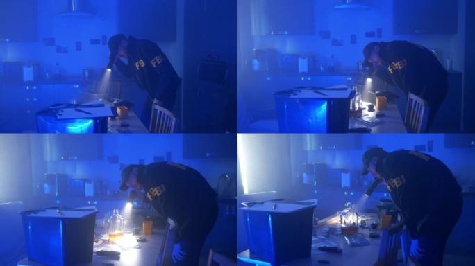 身穿制服、头戴帽子的FBI探员在警灯的照射下用闪光灯检查一张有物证的餐桌