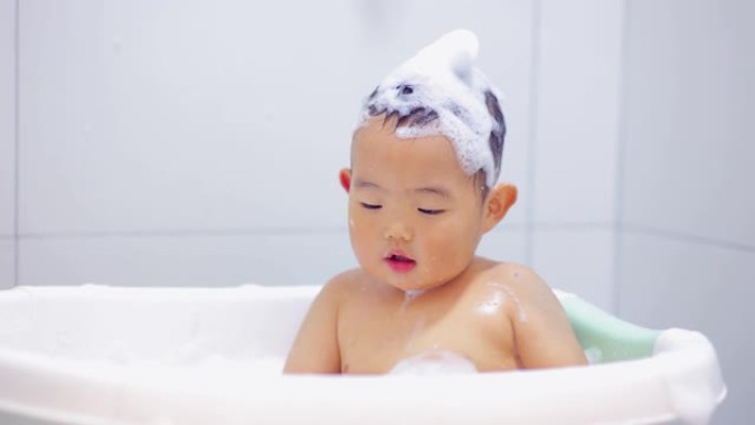 男婴正在洗澡肥皂泡泡兴奋玩乐东亚儿童
