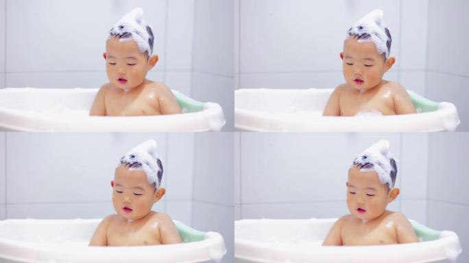 男婴正在洗澡肥皂泡泡兴奋玩乐东亚儿童