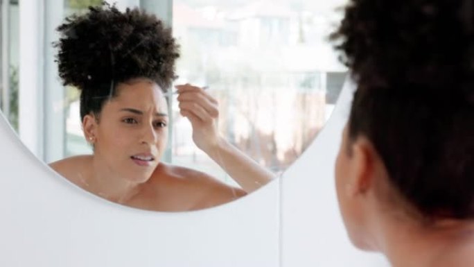 镜子，化妆和黑人女性塑造眉毛，拔脸头发和自然美容，以实现健康和护肤。化妆品，非裔美国女孩和使用铅笔的