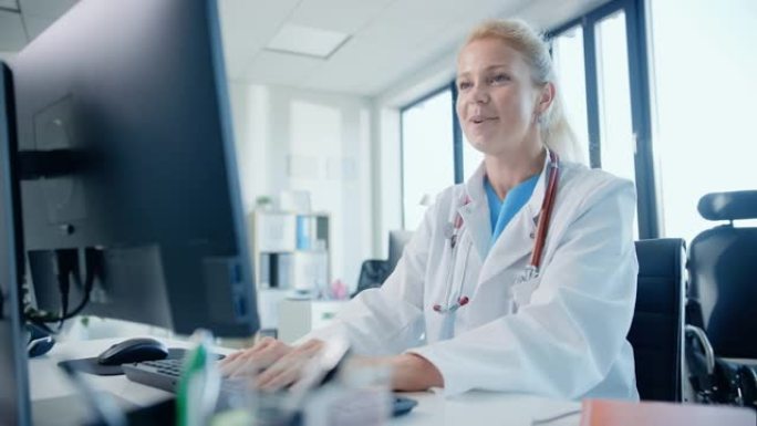 医生在线医疗咨询: 高加索女医师正在台式电脑上与患者进行电话会议视频通话。卫生保健专业人员提供建议，