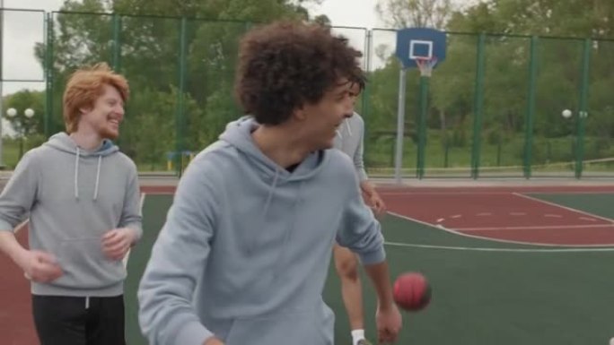 年轻人在街球比赛前热身