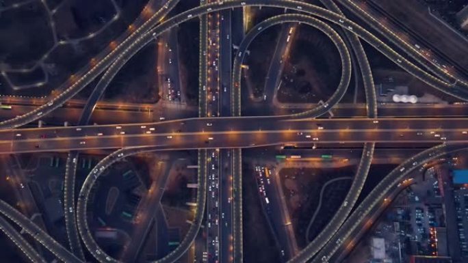 城市之夜立交桥的鸟瞰图