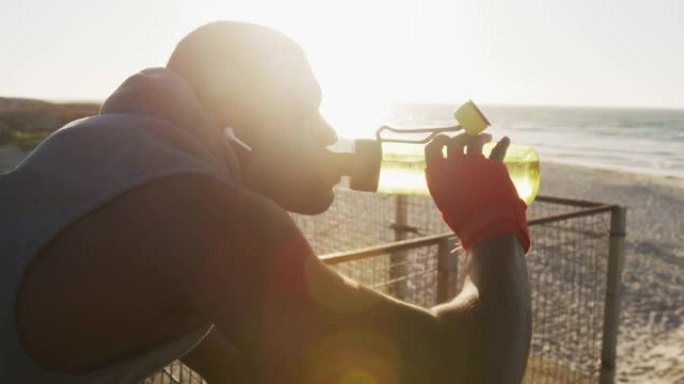 非裔美国人喝水，在海边户外锻炼休息