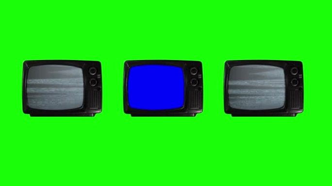 三台复古电视在绿色背景上打开蓝屏。