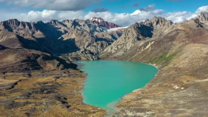 草原绵延雪山，湖水嵌其中