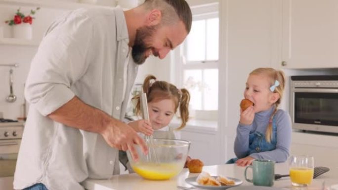 早餐，鸡蛋和父亲与孩子们一起在厨房做饭，教与学家庭营养，健康和健康饮食。快乐的男人爸爸，带着女孩的孩