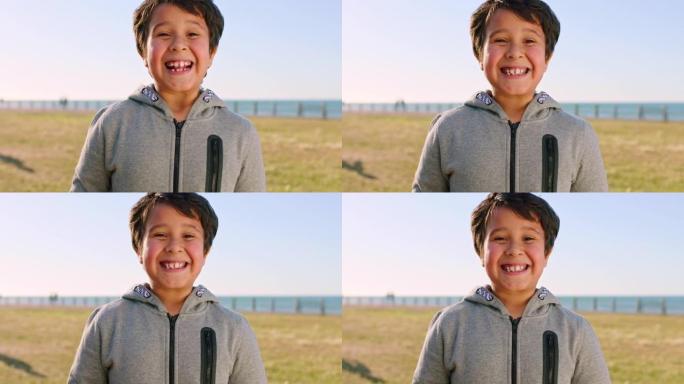 孩子的脸，微笑和兴奋的男孩在海边夏季旅行和度假时感到户外快乐。男孩肖像，幸福和疯狂的微笑的年轻人在大