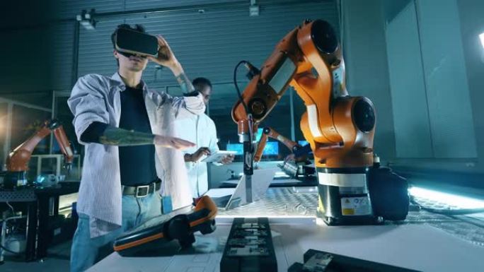 工程师使用虚拟现实眼镜控制机器人。创新，技术理念。