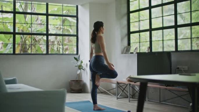 在家做瑜伽平衡瑜伽的女人