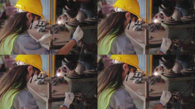 年轻的女焊工女性工人钢铁厂维修机械师