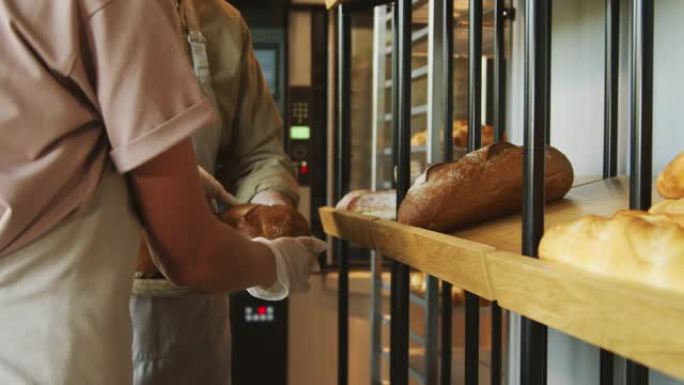 面包店工人将面包放在架子上