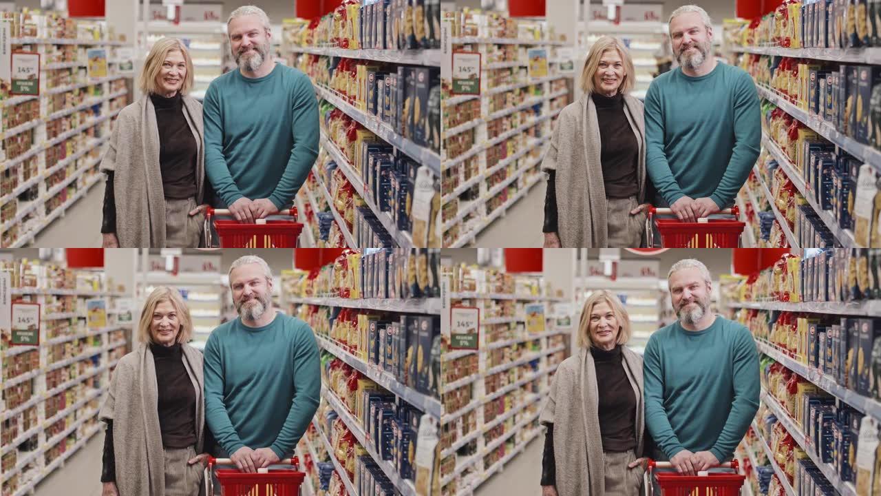 超市中带购物车的成年夫妇肖像