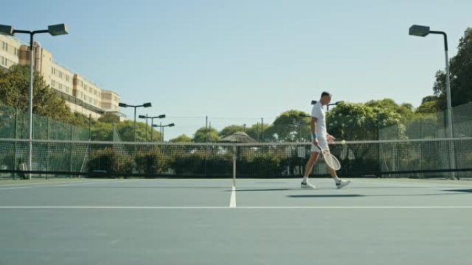 运动成熟的男人走出空荡荡的网球场