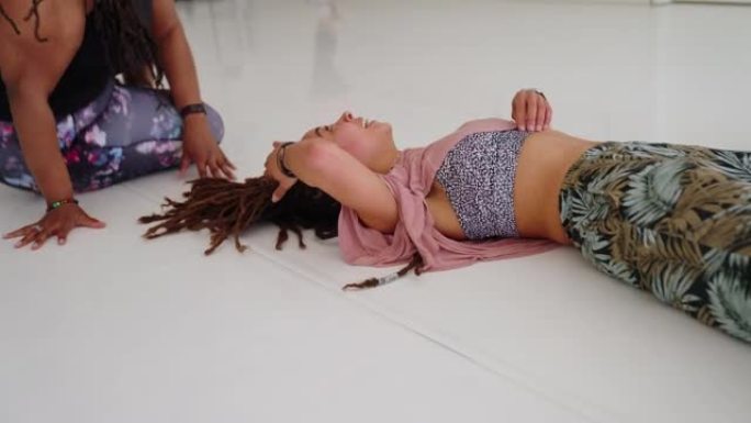 健身舞蹈锻炼后，疲倦的人躺在地板上