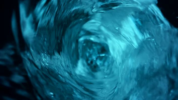 蓝色水的超级SLO MO涡旋从堵孔中滑下