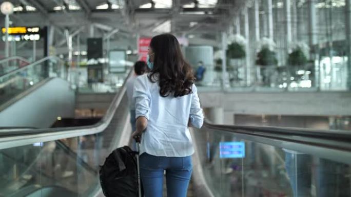 候机楼机场的年轻女子: 新型冠状病毒肺炎旅行