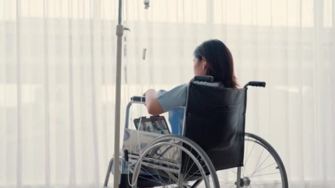 生病的女人在康复中使用数字平板电脑工作。