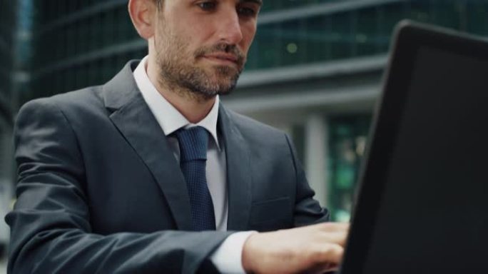 商业人物的电影镜头正在办公室摩天大楼背景上的笔记本电脑上控制和发送工作电子邮件。技术、网络、连接、企