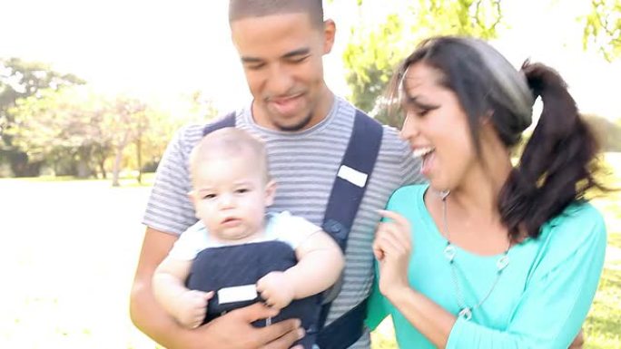 西班牙裔家庭带着婴儿在公园里散步