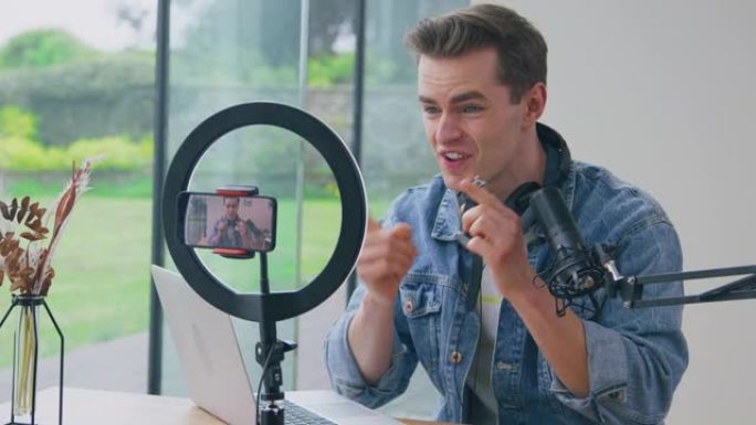 男性Vlogger直播手表产品评论视频在家录制手机