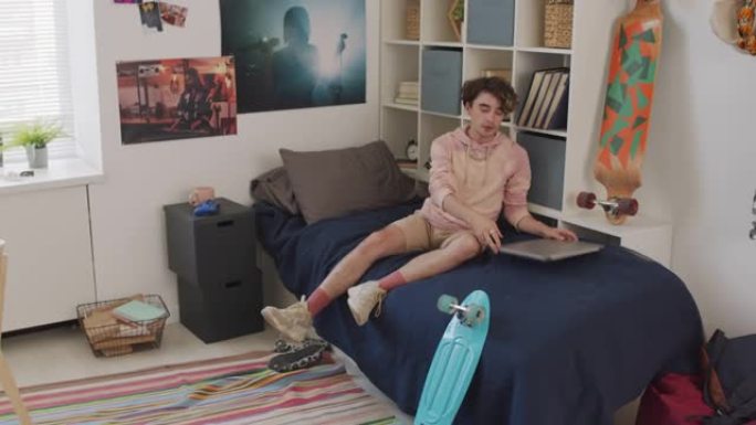 溜冰男孩放下电脑宣传片实拍视频素材