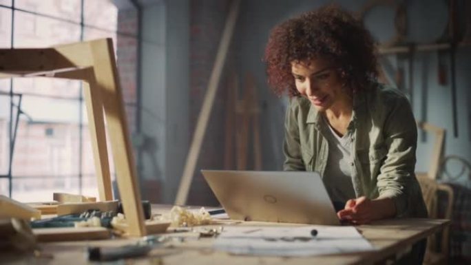 一位多民族艺术家在笔记本电脑上进行视频通话的肖像。黑人创意女性与才华横溢的团队合作开展在线项目。在阁