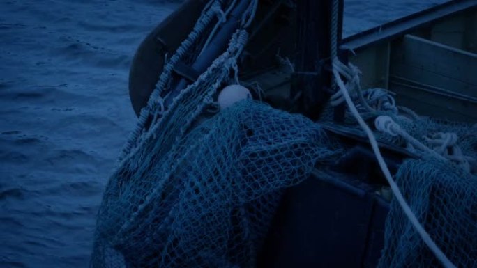 晚上拖网渔船上的渔网