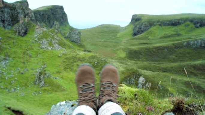 4k视频片段，一个无法识别的女人独自坐着欣赏山景