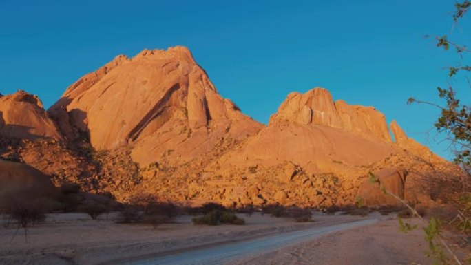 WS阳光明媚的雄伟的Spitzkoppe山峰，纳米比亚沙漠，非洲