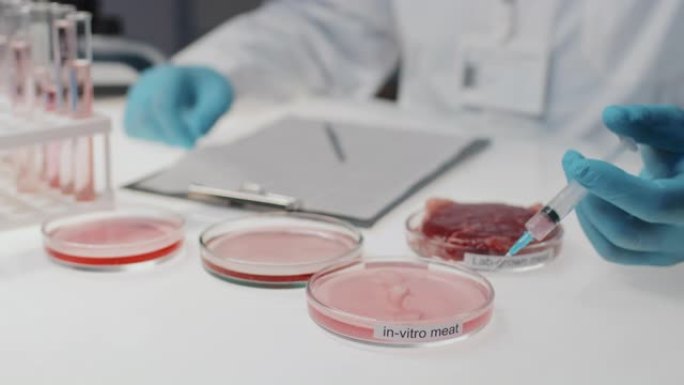 研究人员在实验室实验中注射植物性血清