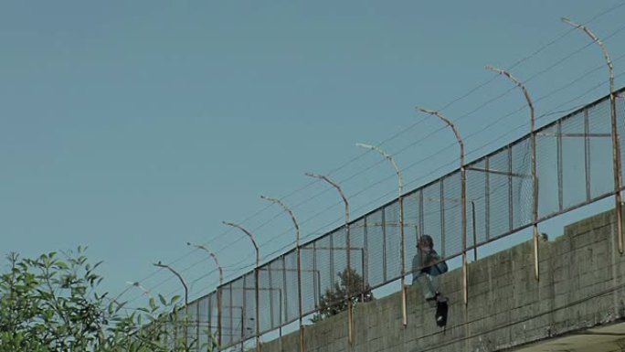 在拉丁美洲的一座旧监狱里，狱警沿着户外走道行走。4K分辨率。