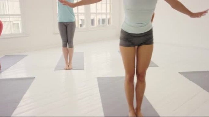 一群年轻女子一起在瑜伽馆锻炼的4k视频片段
