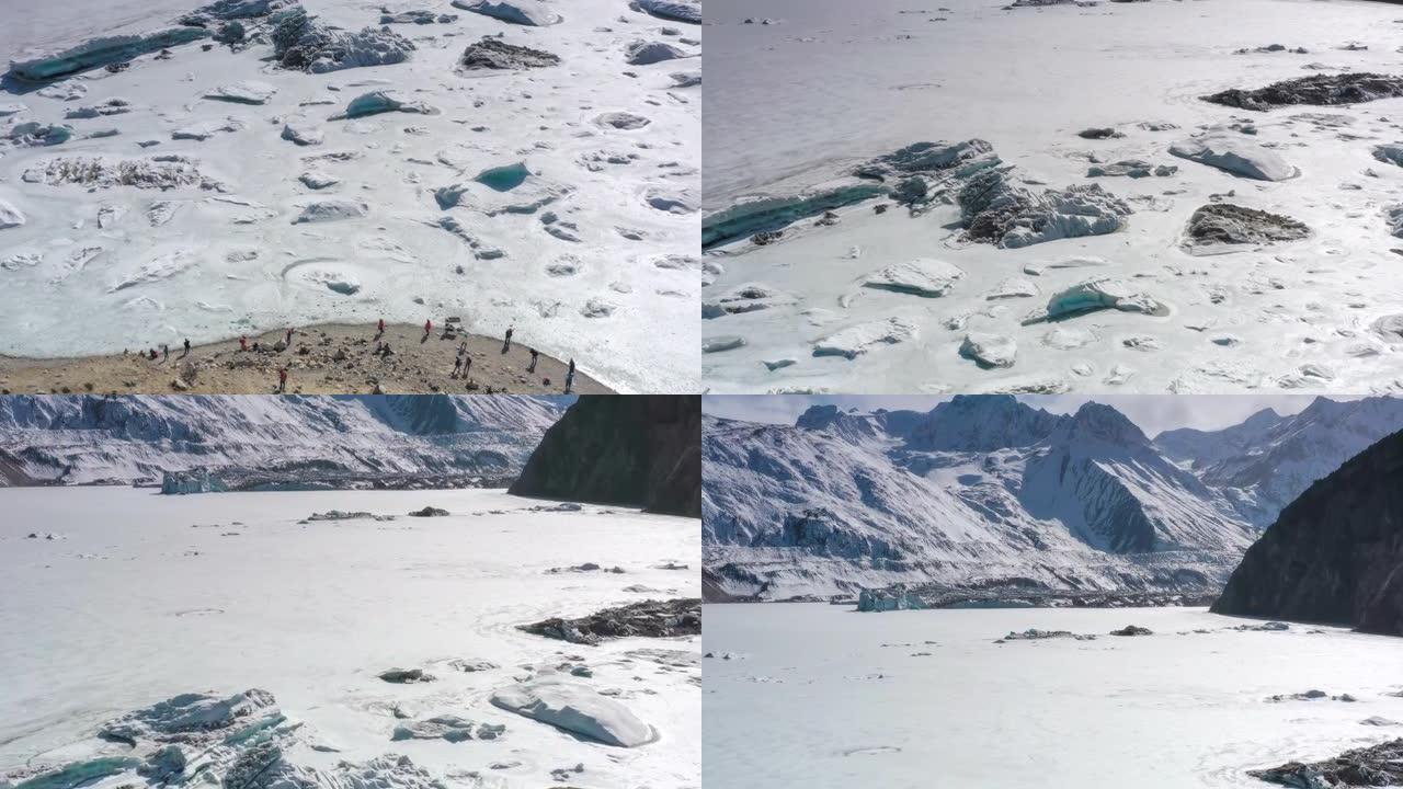 冰川像巨龙一样涌入冰湖