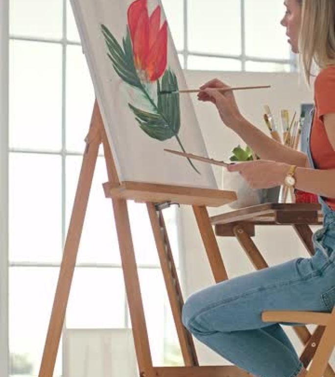 花卉画，女艺术家和画室艺术的人在画布上工作。绘画，鲜花和创造力的女孩在工作坊中，用画笔和艺术工具感到
