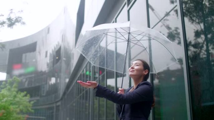 女商人在雨中撑伞时感觉很好