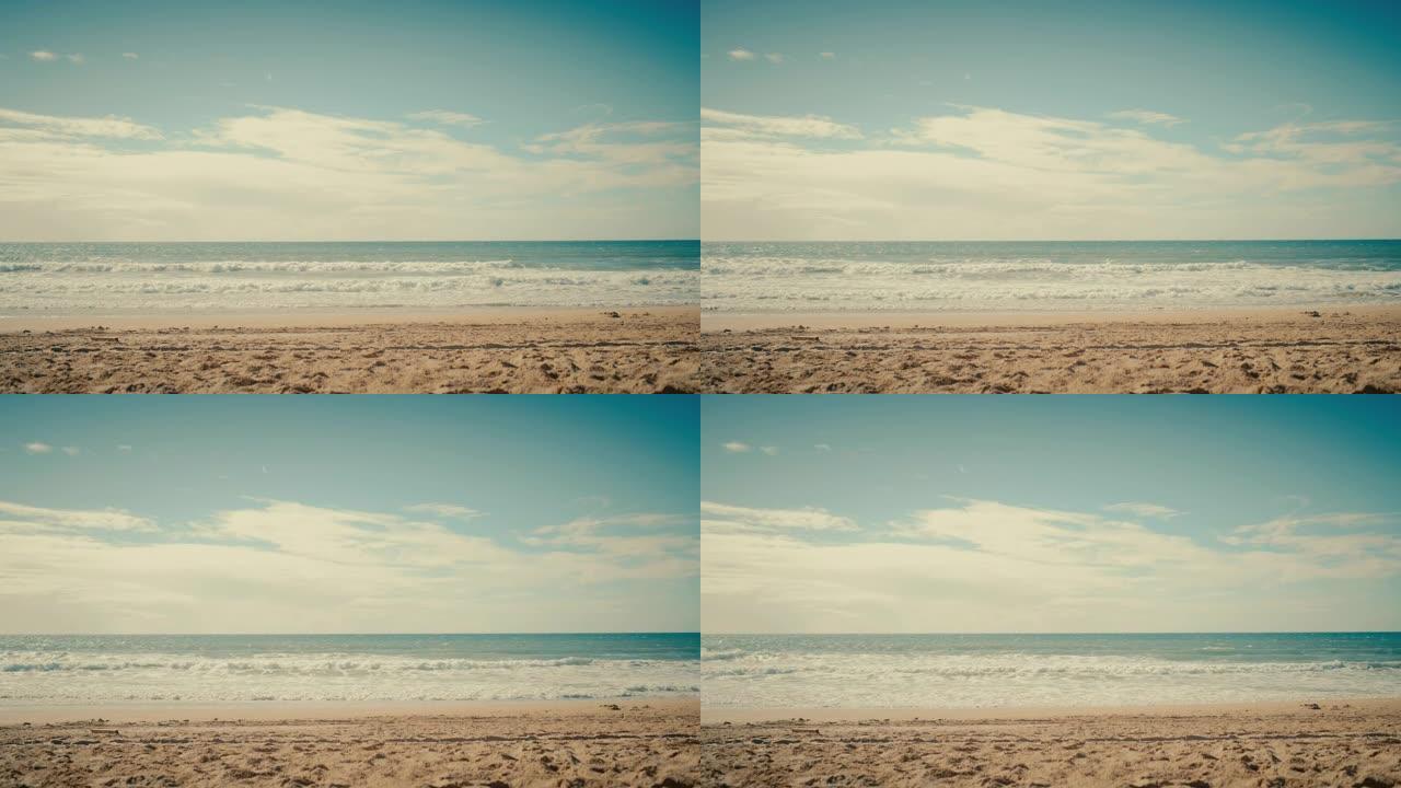 为游客提供宏伟的蓝色海岸位置。美丽而强大的野生自然和海滨。旅游指南点。温暖的海滩，金色的沙滩在海上。