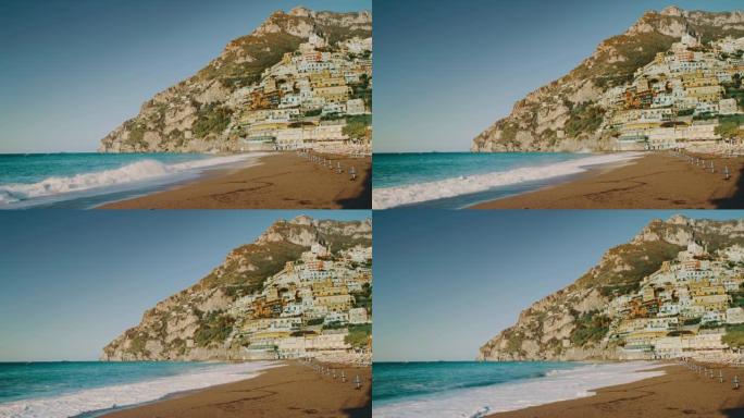 SLO MO海浪在著名村庄Positano的海滩上飞溅