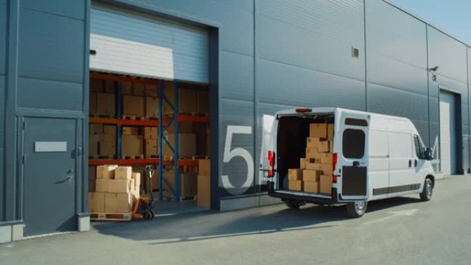 物流配送仓库和装载纸箱的送货货车之外。卡车送货在线订单，采购，电子商务商品，批发商品。建立宽镜头