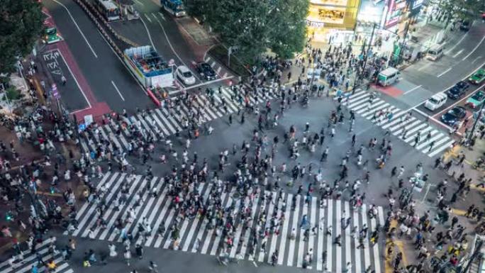 夜间行人与穿越涩谷十字路口的交通