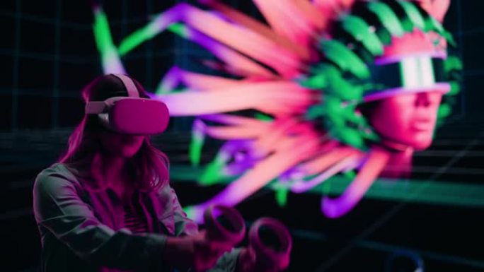 数字艺术家展示了用于制作3D艺术品的现代VR软件。女设计师使用耳机和控制器在舞台上的大屏幕上展示功能