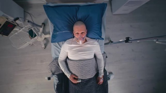 癌症患者，呼吸器躺在床上