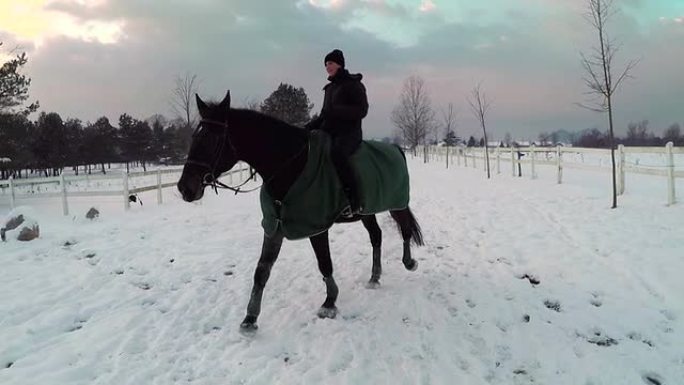 年轻女子在雪地上骑马