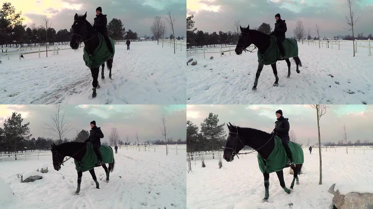 年轻女子在雪地上骑马