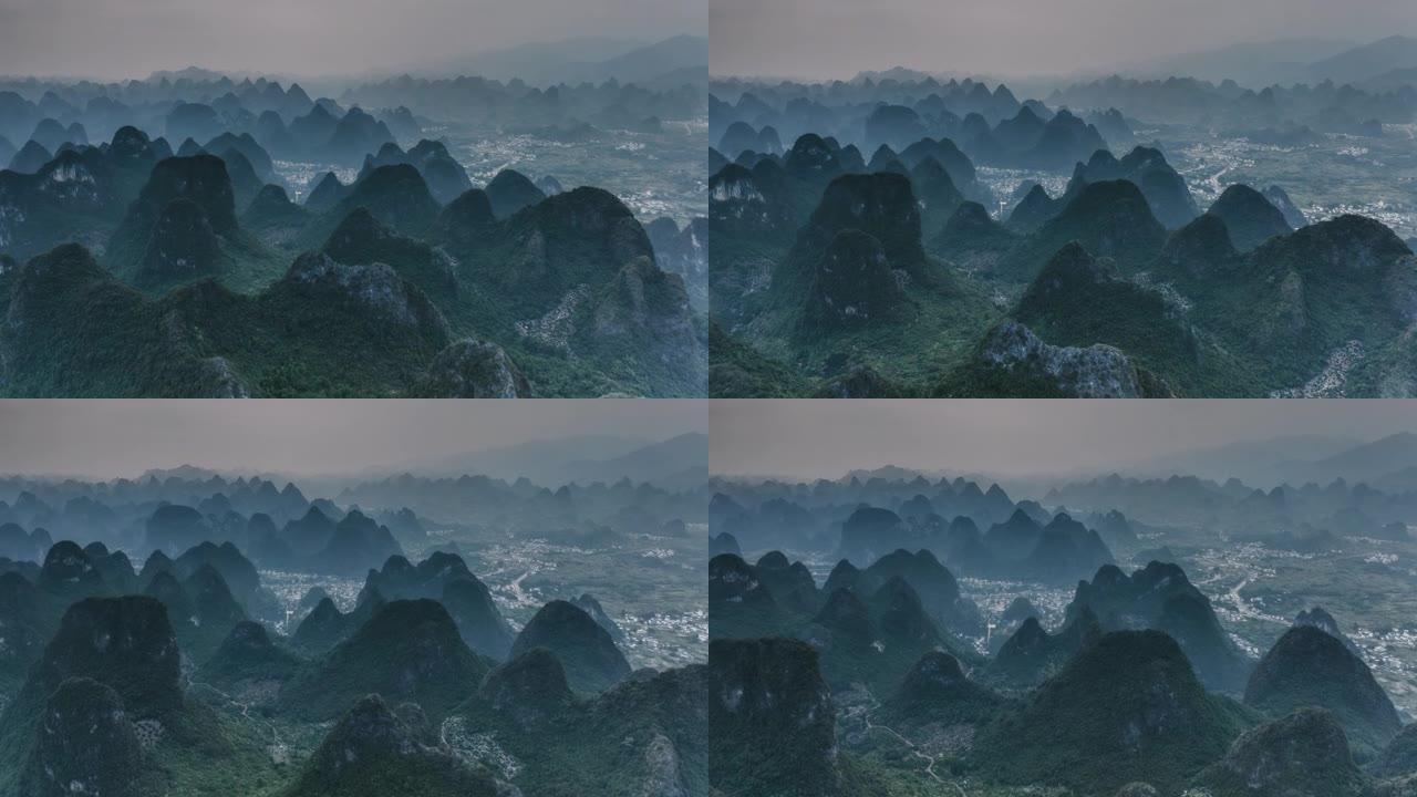 村庄散布在桂林的群山之中