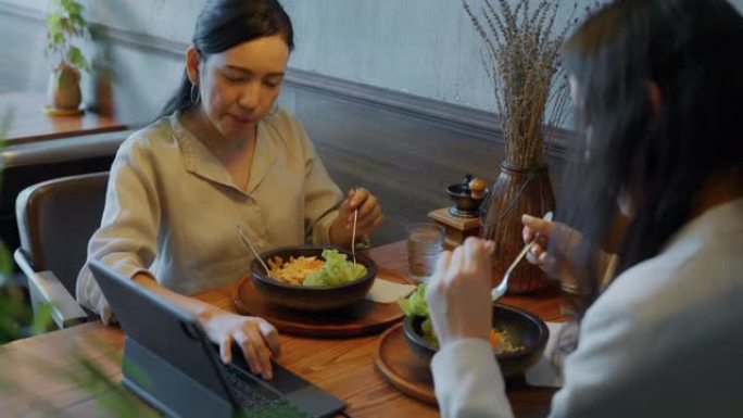 咖啡馆餐厅的亚洲商务女性在商务午餐期间讨论。