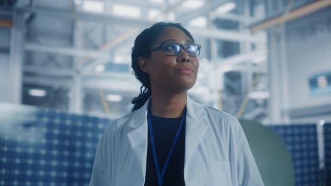 才华横溢的女工程师在航空航天卫星制造工厂四处张望。年轻人才开始了她在世界顶级科学技术太空探索计划中的