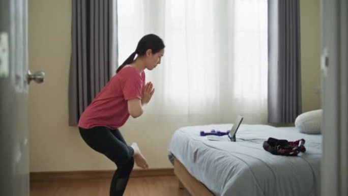 女人在家练习练习瑜伽在线课程