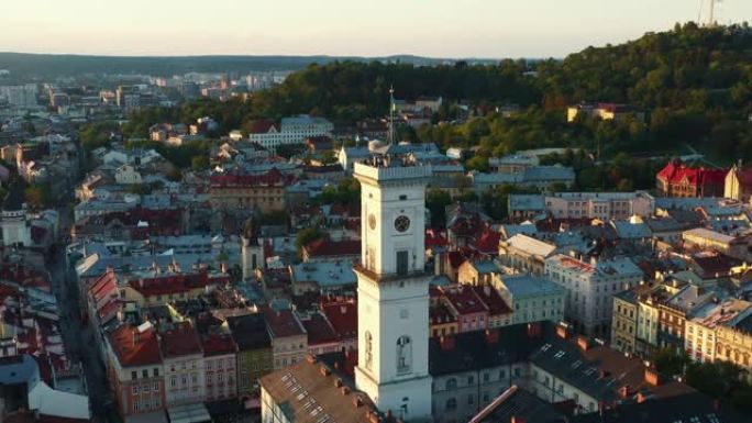 美丽的夏季日出鸟瞰图，在乌克兰利沃夫的旧市政厅建筑与国旗在历史中心。